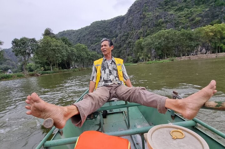 Scenic boat ride through limestone karsts and rice paddies in Ninh Binh, Vietnam, photo 12 | wizardtrip