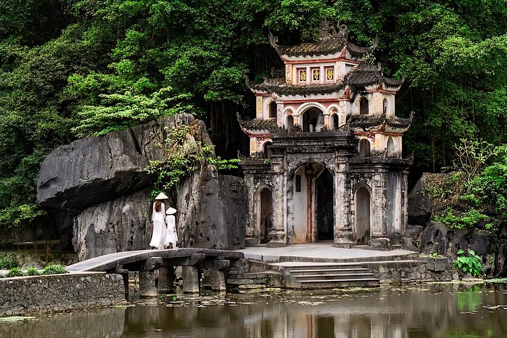 Scenic boat ride through limestone karsts and rice paddies in Ninh Binh, Vietnam, photo 13 | wizardtrip