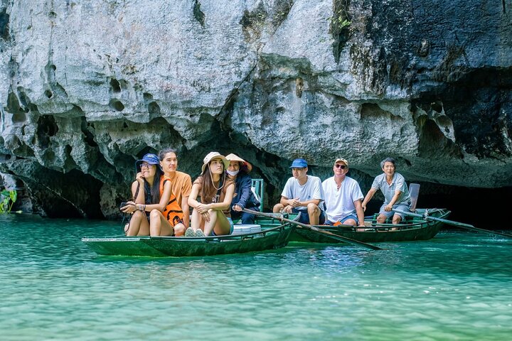 Scenic boat ride through limestone karsts and rice paddies in Ninh Binh, Vietnam, photo 18 | wizardtrip
