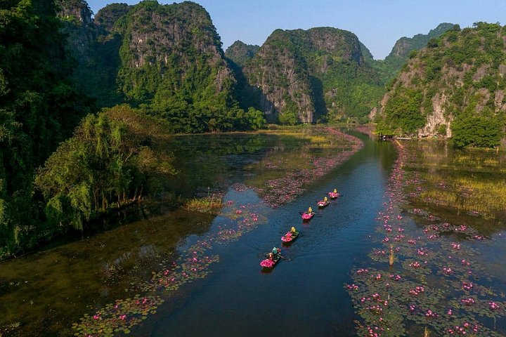 Scenic boat ride through limestone karsts and rice paddies in Ninh Binh, Vietnam, photo 19 | wizardtrip