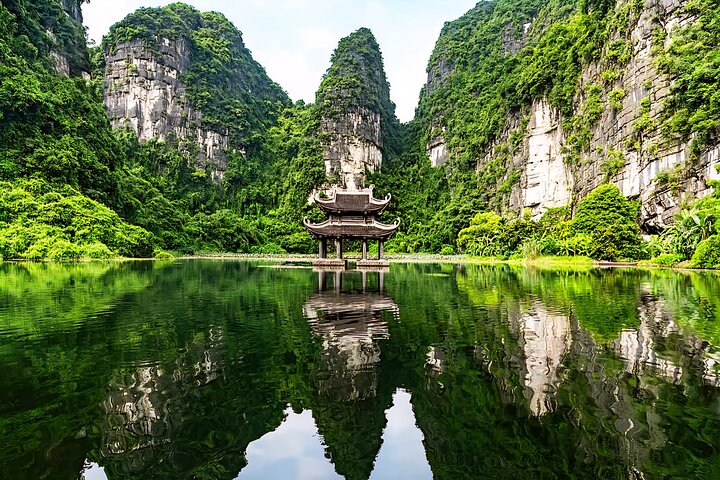 Scenic boat ride through limestone karsts and rice paddies in Ninh Binh, Vietnam, photo 25 | wizardtrip