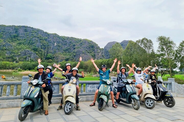 Scenic boat ride through limestone karsts and rice paddies in Ninh Binh, Vietnam, photo 26 | wizardtrip