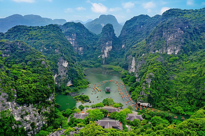 Scenic boat ride through limestone karsts and rice paddies in Ninh Binh, Vietnam, photo 27 | wizardtrip