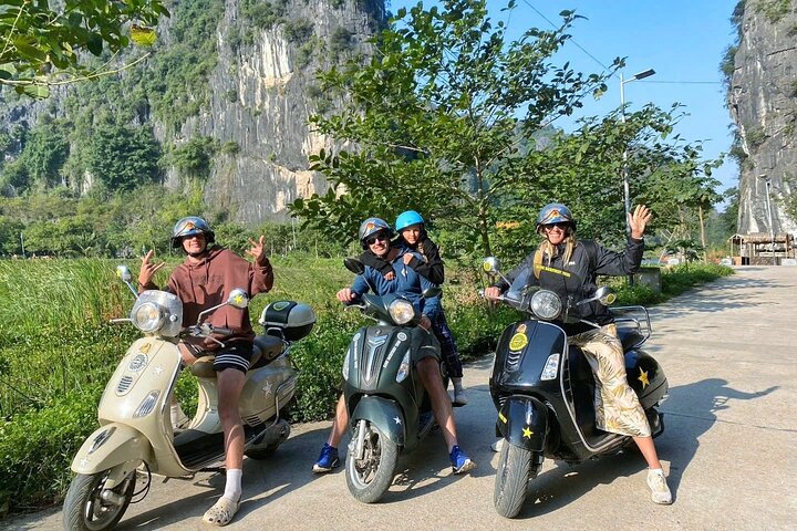 Scenic boat ride through limestone karsts and rice paddies in Ninh Binh, Vietnam, photo 38 | wizardtrip