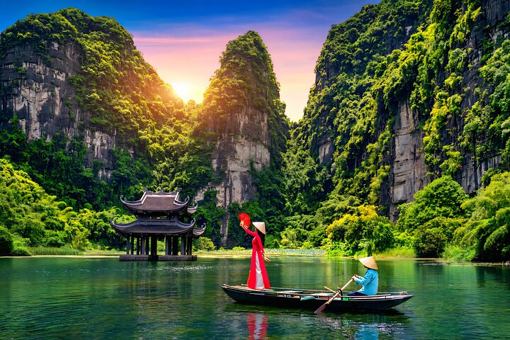 Scenic boat ride through limestone karsts and rice paddies in Ninh Binh, Vietnam, photo 41 | wizardtrip