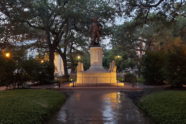 Um passeio fantasma a pé à luz de velas explorando as praças históricas de Savannah e lendas assombradas, foto 6 | wizardtrip