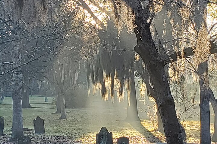 Um passeio fantasma a pé à luz de velas explorando as praças históricas de Savannah e lendas assombradas, foto 7 | wizardtrip