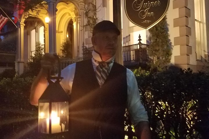 Um passeio fantasma a pé à luz de velas explorando as praças históricas de Savannah e lendas assombradas, foto 8 | wizardtrip