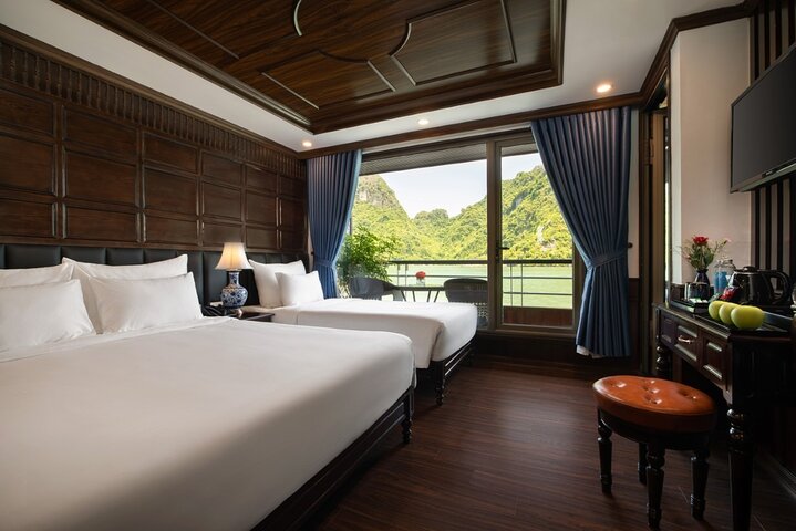 Luxe 5-sterren cruise die door de prachtige kalkstenen karstgebergtes van Ha Long Bay en Lan Ha Bay, Vietnam vaart, foto 6 | wizardtrip