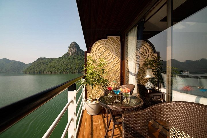 Luxe 5-sterren cruise die door de prachtige kalkstenen karstgebergtes van Ha Long Bay en Lan Ha Bay, Vietnam vaart, foto 7 | wizardtrip