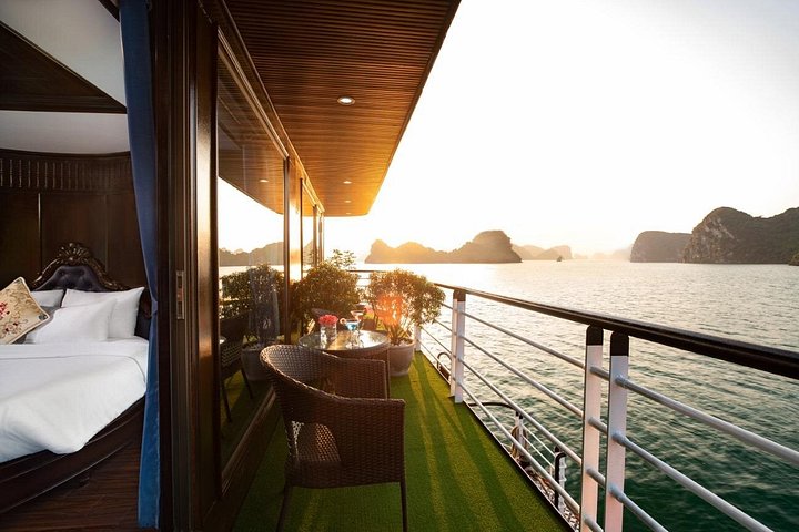 Luxe 5-sterren cruise die door de prachtige kalkstenen karstgebergtes van Ha Long Bay en Lan Ha Bay, Vietnam vaart, foto 8 | wizardtrip