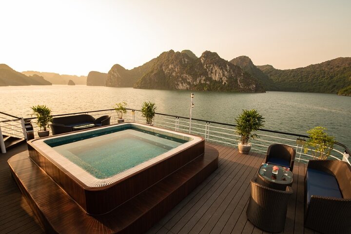 Luxe 5-sterren cruise die door de prachtige kalkstenen karstgebergtes van Ha Long Bay en Lan Ha Bay, Vietnam vaart, foto 9 | wizardtrip