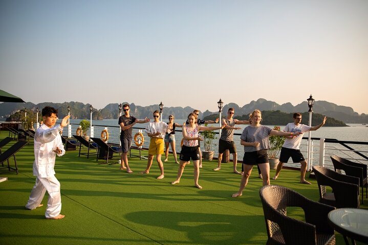 Luxe 5-sterren cruise die door de prachtige kalkstenen karstgebergtes van Ha Long Bay en Lan Ha Bay, Vietnam vaart, foto 10 | wizardtrip