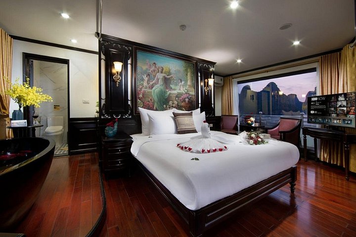 Luxe 5-sterren cruise die door de prachtige kalkstenen karstgebergtes van Ha Long Bay en Lan Ha Bay, Vietnam vaart, foto 11 | wizardtrip