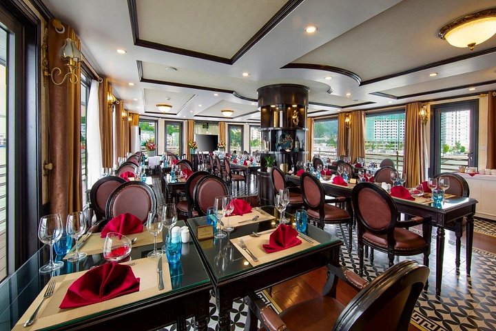 Luxe 5-sterren cruise die door de prachtige kalkstenen karstgebergtes van Ha Long Bay en Lan Ha Bay, Vietnam vaart, foto 13 | wizardtrip