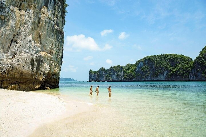 Luxe 5-sterren cruise die door de prachtige kalkstenen karstgebergtes van Ha Long Bay en Lan Ha Bay, Vietnam vaart, foto 16 | wizardtrip