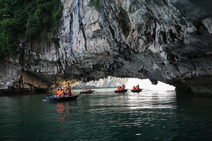 Luxe 5-sterren cruise die door de prachtige kalkstenen karstgebergtes van Ha Long Bay en Lan Ha Bay, Vietnam vaart, foto 20 | wizardtrip