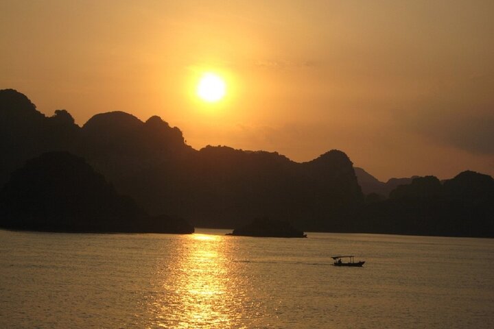 Luxe 5-sterren cruise die door de prachtige kalkstenen karstgebergtes van Ha Long Bay en Lan Ha Bay, Vietnam vaart, foto 21 | wizardtrip