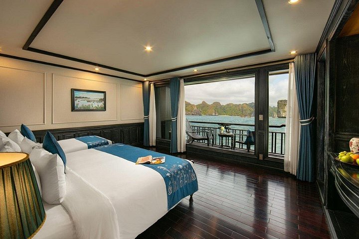 Luxe 5-sterren cruise die door de prachtige kalkstenen karstgebergtes van Ha Long Bay en Lan Ha Bay, Vietnam vaart, foto 22 | wizardtrip