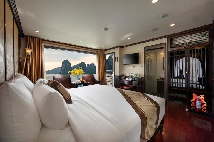 Luxe 5-sterren cruise die door de prachtige kalkstenen karstgebergtes van Ha Long Bay en Lan Ha Bay, Vietnam vaart, foto 30 | wizardtrip