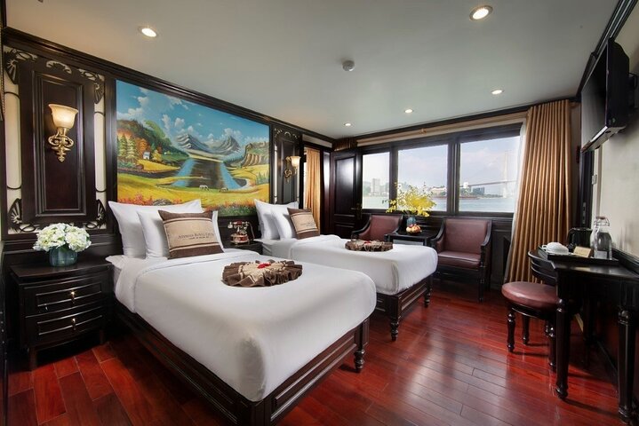 Luxe 5-sterren cruise die door de prachtige kalkstenen karstgebergtes van Ha Long Bay en Lan Ha Bay, Vietnam vaart, foto 32 | wizardtrip