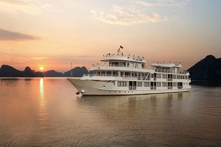 Luxe 5-sterren cruise die door de prachtige kalkstenen karstgebergtes van Ha Long Bay en Lan Ha Bay, Vietnam vaart, foto 34 | wizardtrip