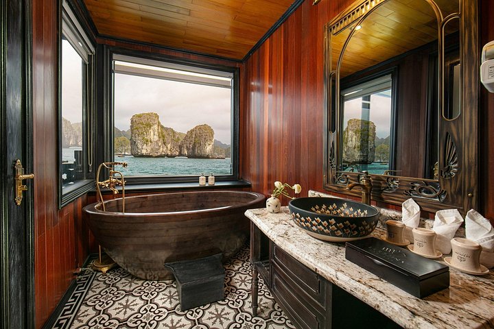 Luxe 5-sterren cruise die door de prachtige kalkstenen karstgebergtes van Ha Long Bay en Lan Ha Bay, Vietnam vaart, foto 37 | wizardtrip