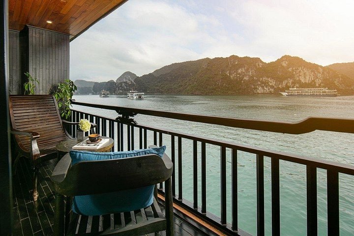 Luxe 5-sterren cruise die door de prachtige kalkstenen karstgebergtes van Ha Long Bay en Lan Ha Bay, Vietnam vaart, foto 38 | wizardtrip