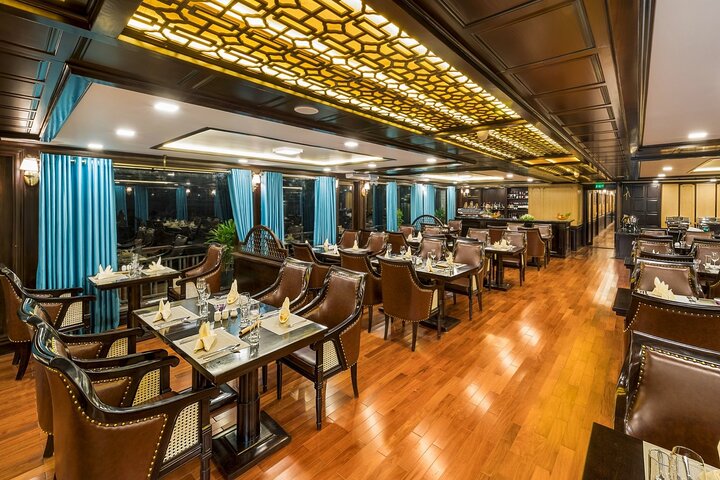 Luxe 5-sterren cruise die door de prachtige kalkstenen karstgebergtes van Ha Long Bay en Lan Ha Bay, Vietnam vaart, foto 42 | wizardtrip