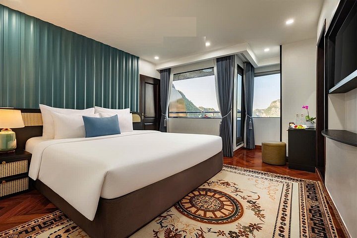 Luxe 5-sterren cruise die door de prachtige kalkstenen karstgebergtes van Ha Long Bay en Lan Ha Bay, Vietnam vaart, foto 46 | wizardtrip