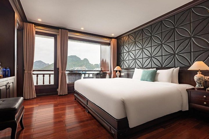 Luxe 5-sterren cruise die door de prachtige kalkstenen karstgebergtes van Ha Long Bay en Lan Ha Bay, Vietnam vaart, foto 47 | wizardtrip