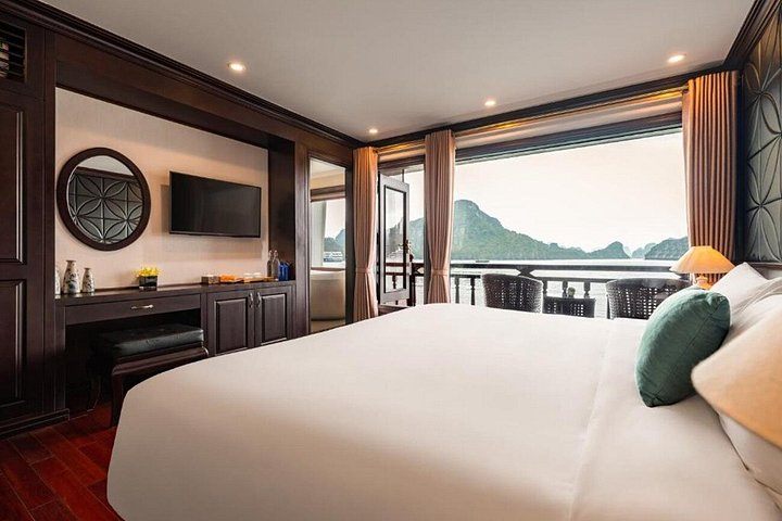 Luxe 5-sterren cruise die door de prachtige kalkstenen karstgebergtes van Ha Long Bay en Lan Ha Bay, Vietnam vaart, foto 48 | wizardtrip