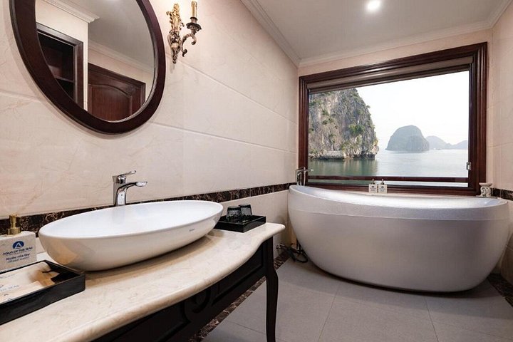 Luxe 5-sterren cruise die door de prachtige kalkstenen karstgebergtes van Ha Long Bay en Lan Ha Bay, Vietnam vaart, foto 50 | wizardtrip
