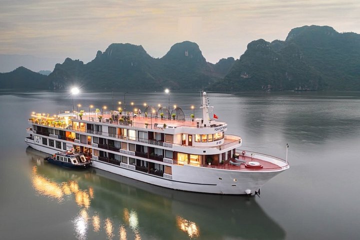 Luxe 5-sterren cruise die door de prachtige kalkstenen karstgebergtes van Ha Long Bay en Lan Ha Bay, Vietnam vaart, foto 51 | wizardtrip