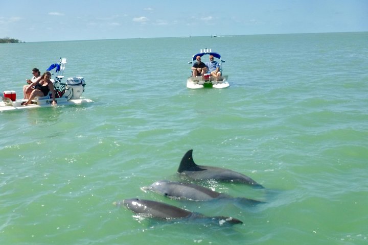 Dos personas pilotando un catamarán CraigCat por las pintorescas vías fluviales de las 10.000 Islas de Florida, foto 6 | wizardtrip