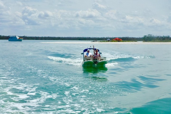 Dos personas pilotando un catamarán CraigCat por las pintorescas vías fluviales de las 10.000 Islas de Florida, foto 8 | wizardtrip