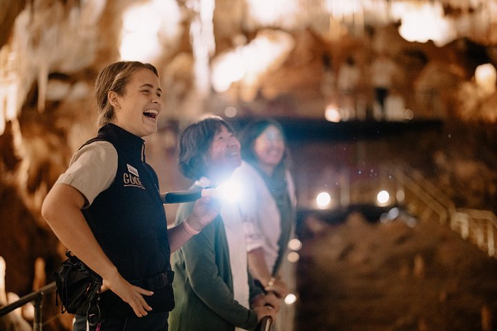 Visite guidée à l'intérieur de la magnifique Jewel Cave, Australie-Occidentale, présentant de superbes stalactites et formations cristallines, photo 6 | wizardtrip