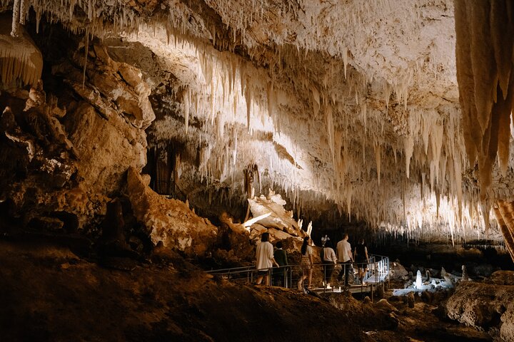 Visite guidée à l'intérieur de la magnifique Jewel Cave, Australie-Occidentale, présentant de superbes stalactites et formations cristallines, photo 8 | wizardtrip