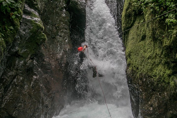 Erleben Sie Ziplining- und Canyoning-Abenteuer durch den Regenwald und die Wasserfälle Costa Ricas, Foto 8 | wizardtrip