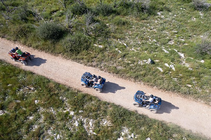 Aventura todoterreno en quad en la isla de Čiovo, Croacia, explorando senderos y miradores, foto 8 | wizardtrip