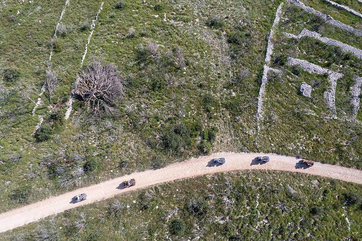 Aventura todoterreno en quad en la isla de Čiovo, Croacia, explorando senderos y miradores, foto 9 | wizardtrip