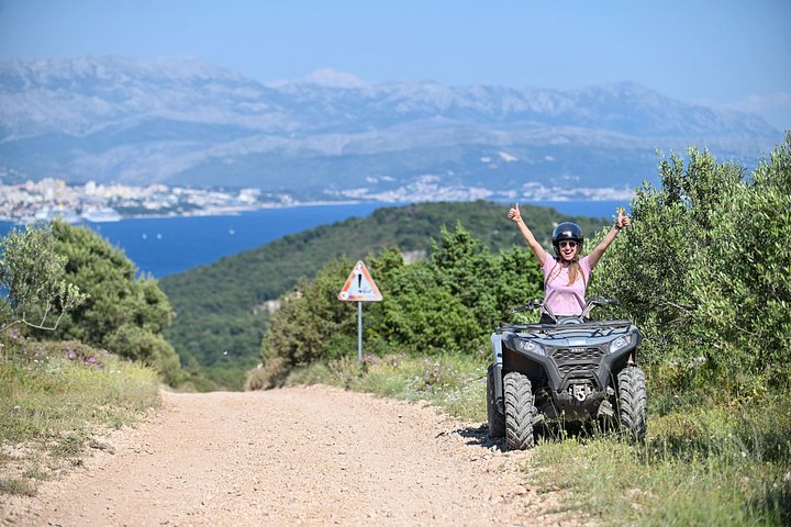 Aventura todoterreno en quad en la isla de Čiovo, Croacia, explorando senderos y miradores, foto 10 | wizardtrip