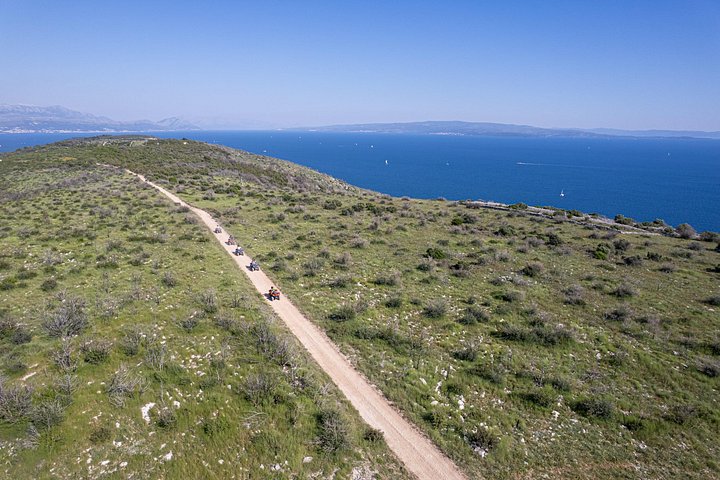 Aventura todoterreno en quad en la isla de Čiovo, Croacia, explorando senderos y miradores, foto 11 | wizardtrip