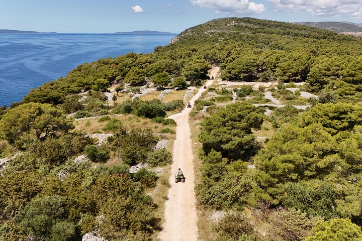 Aventura todoterreno en quad en la isla de Čiovo, Croacia, explorando senderos y miradores, foto 13 | wizardtrip