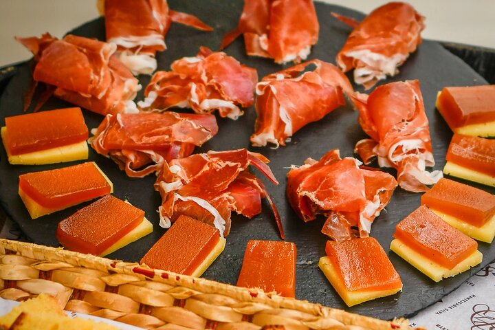 Original Food Lisbon & Cultural Tour: Alfama, Mouraria & Baixa | wizardtrip