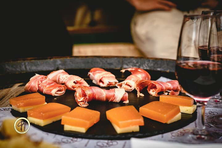 Culinary and cultural exploration of Lisbon's historic neighborhoods, featuring local foods and drinks, photo 15 | wizardtrip