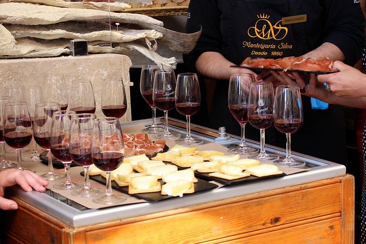 Culinary and cultural exploration of Lisbon's historic neighborhoods, featuring local foods and drinks, photo 22 | wizardtrip