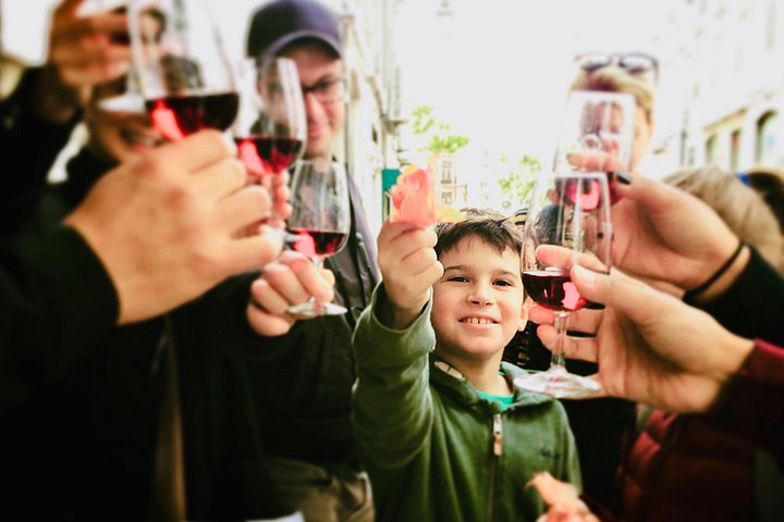 Culinary and cultural exploration of Lisbon's historic neighborhoods, featuring local foods and drinks, photo 33 | wizardtrip