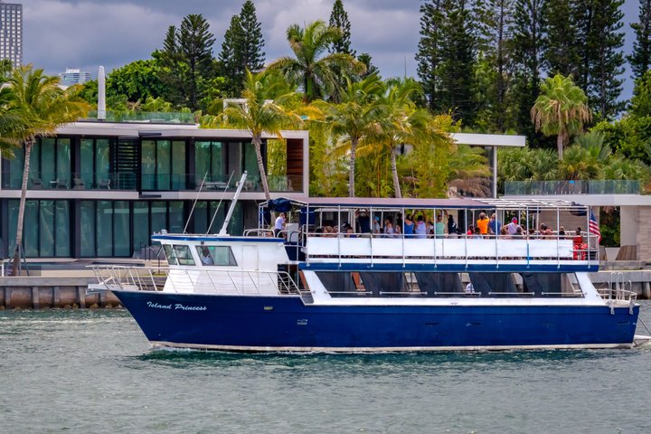 Naturskønt bådcruise af Miamis skyline og Biscayne Bay, der viser byens vartegn og palæer ved vandet, foto 6 | wizardtrip