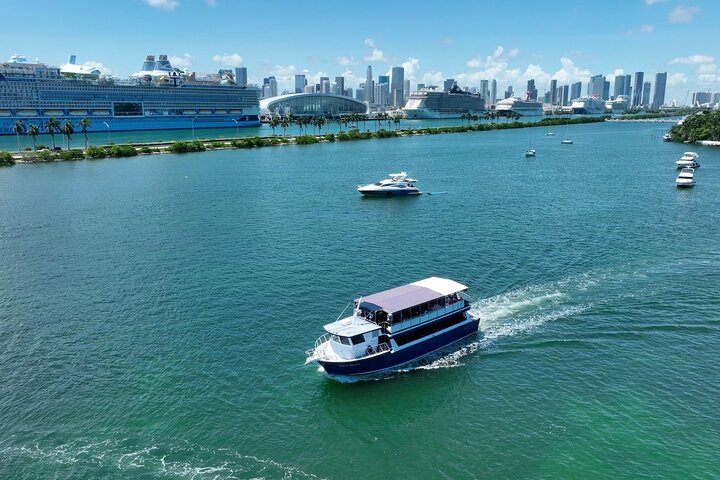 Naturskønt bådcruise af Miamis skyline og Biscayne Bay, der viser byens vartegn og palæer ved vandet, foto 9 | wizardtrip